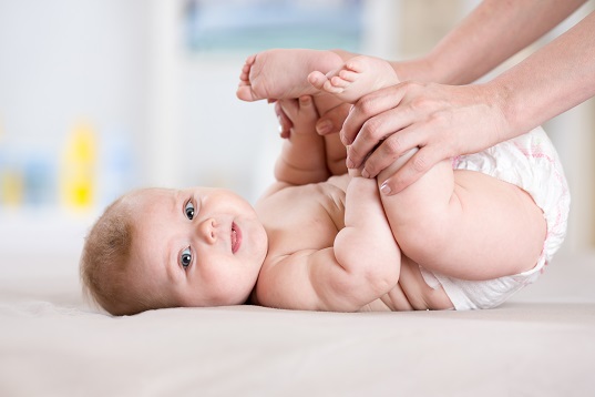 Запор у младенца: как действовать родителям?